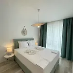 Izida Palace شقة فندقية ساني بيتش