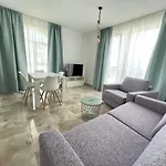 Izida Palace شقة فندقية ساني بيتش