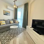 Izida Palace شقة فندقية ساني بيتش