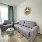 Izida Palace ساني بيتش