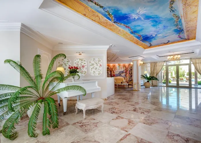 Izida Palace Aparthotel 3*