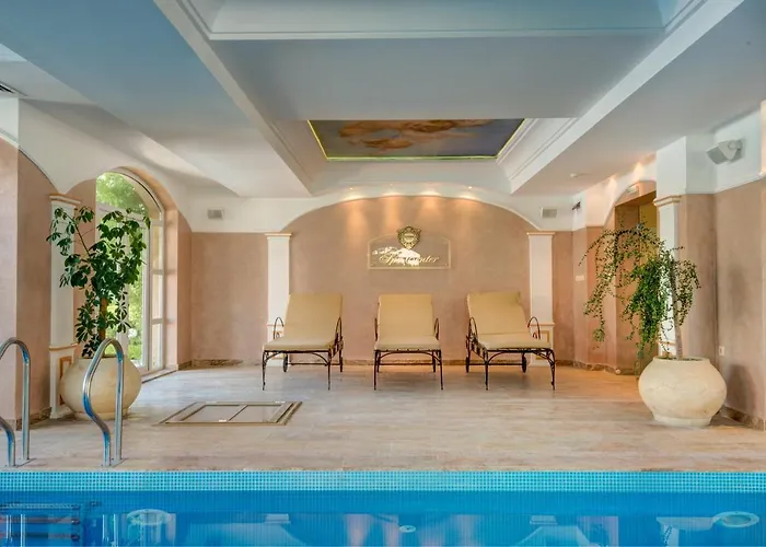 Izida Palace Aparthotel 3*